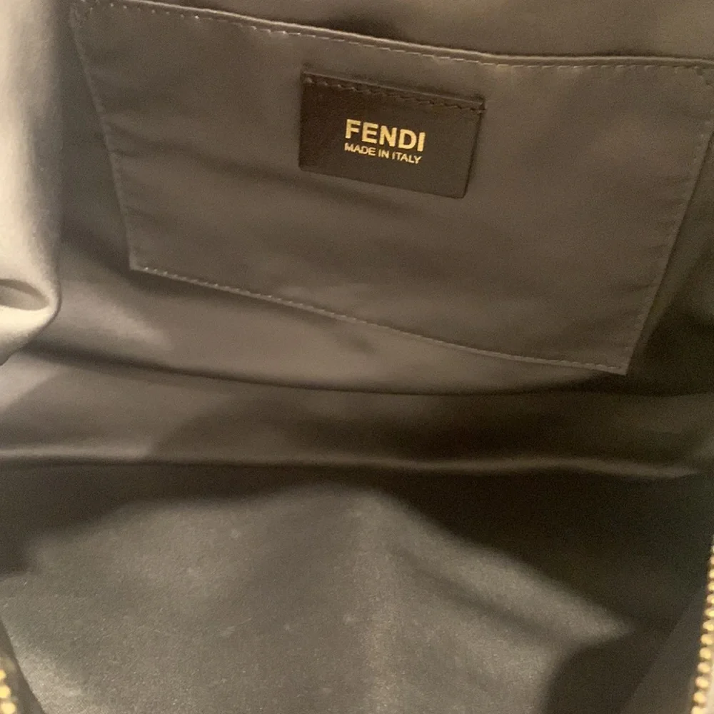 🔥 RARE Fendi Leather Crossbody 🔥 - Picture 15 of 17
